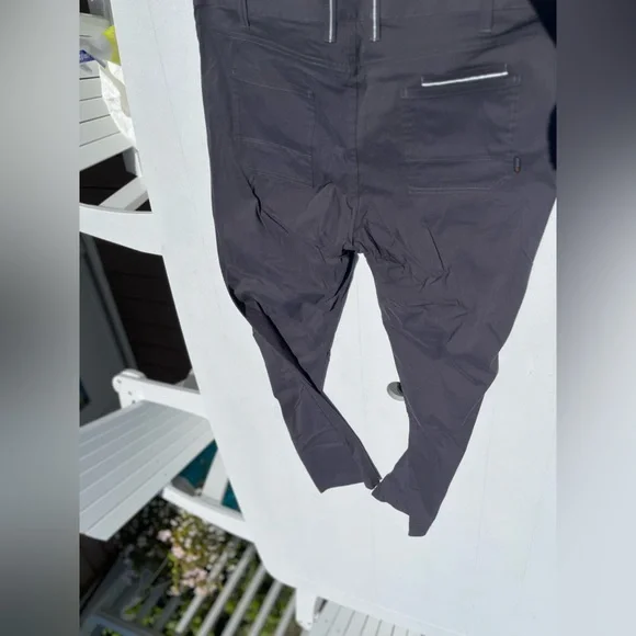 NWT Men’s mountain hard wear pants slate gray and white in wonderful condition!